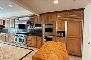 8821 SANDSPRING DR, LAS VEGAS, NV