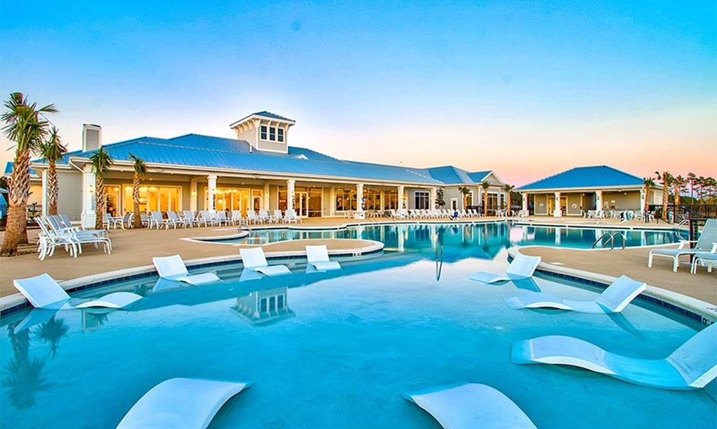 Outdoor Resort-Style Pool