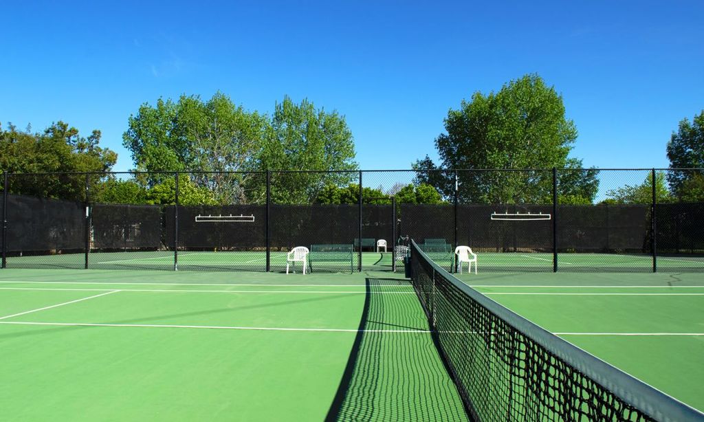 6 Tennis Courts