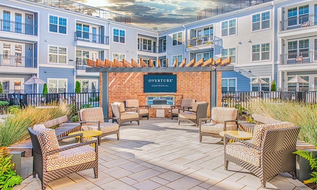 Outdoor Lounge & Fireplace