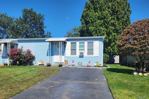 38B VILLAGE CIR S, MANORVILLE, NY