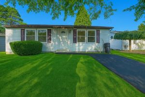 25 LIMETREE DR, MANORVILLE, NY