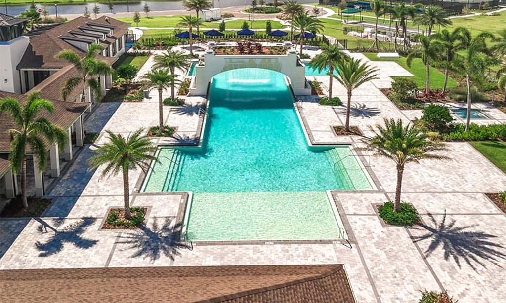 Outdoor Resort-Style Pool