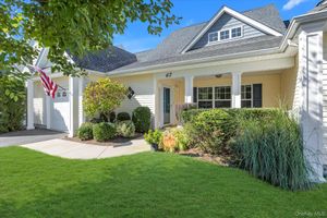 67 STONELEIGH DR, RIVERHEAD, NY