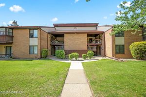 35 AMBERLY DR E, MANALAPAN, NJ