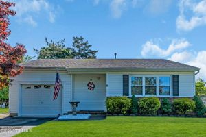 8 BRAKENBURY CT, TOMS RIVER, NJ
