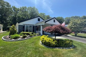 525 CRANSTON LN, RIDGE, NY
