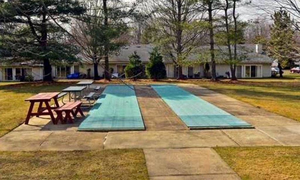 2 Shuffleboard Courts