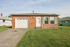 8 NEWCASTLE CT, TOMS RIVER, NJ