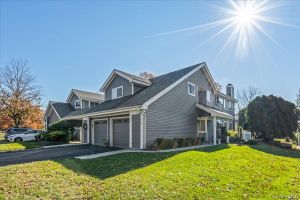 414 LINDSAY LN, MORICHES, NY
