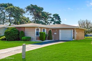 6 HEYWOOD CT, BRICK, NJ