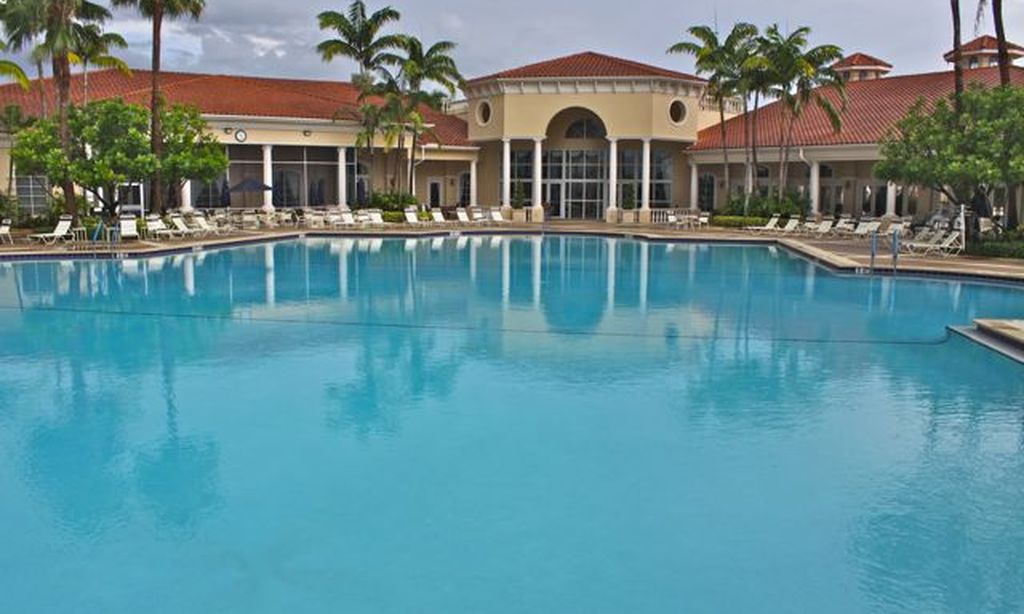 Outdoor Resort-Style Pool