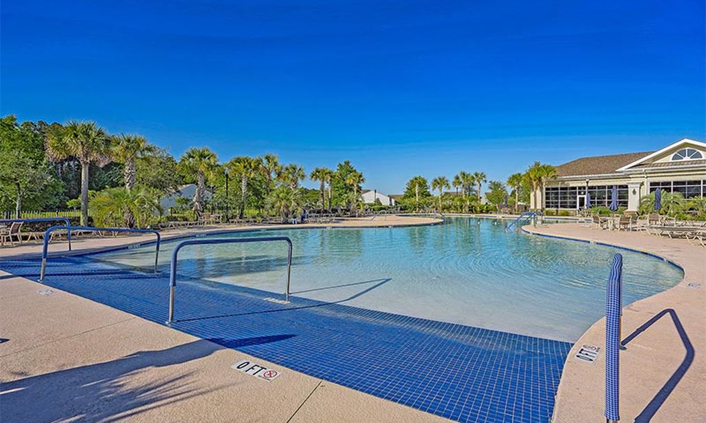 Outdoor Resort-Style Pool