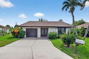 6490 LAKEMONT CIR, GREENACRES, FL